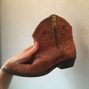 Steve Madden ankle cowboy boots size8 ✨fits small✨